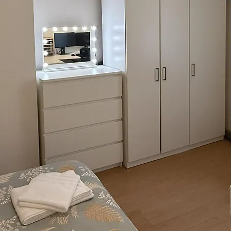 Apartmán Helle Und Ruhige 2-zimmer-wohnung Im Zentrum *